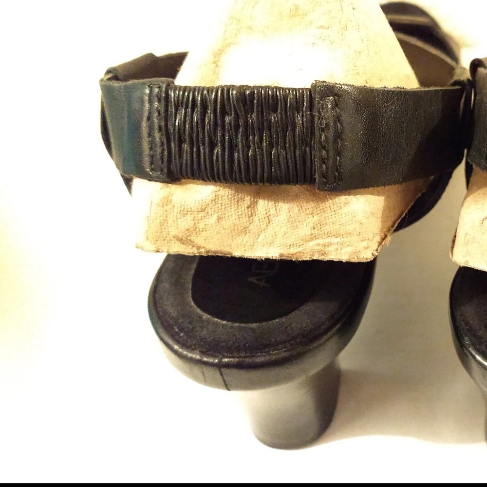 Black Leather Sandals 2.25" Heel Size 7B - Picture 8 of 9